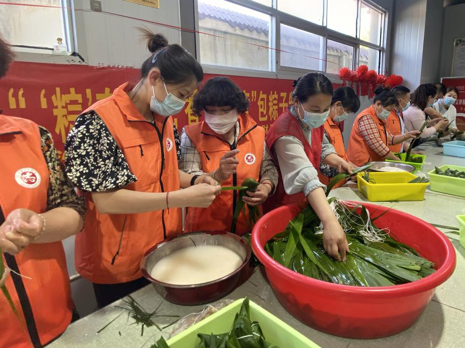 青口供電所黨支部聯(lián)合生產(chǎn)生活服務中心分會、黃沙坨社區(qū)，共同舉辦“悠悠艾草香 濃濃端午情”系列活動。.png